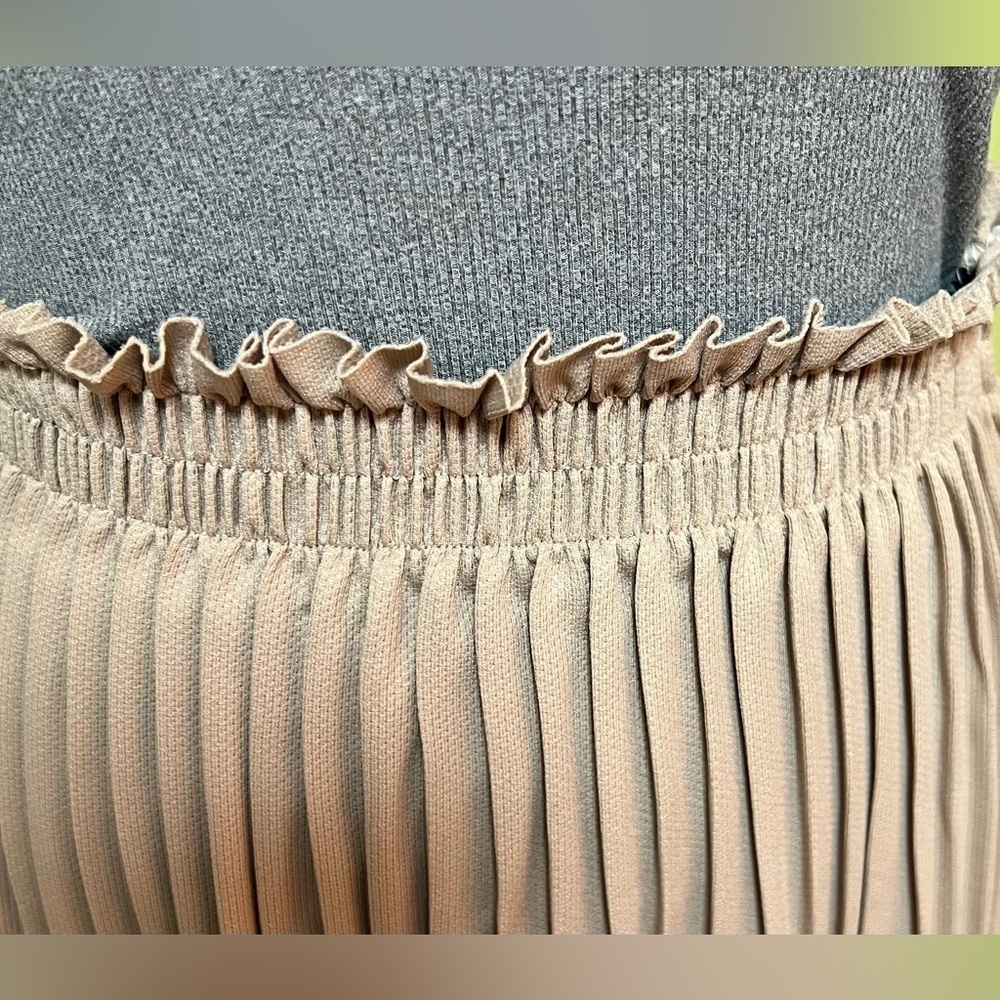 Bundle of 2 Unlined Scuba Pleated Skirts - Beige & Black, One Size Fits All - Picture 6 of 17